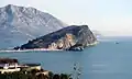 Die Bucht von Budva und die Insel Sveti Nikola („Havai“)
