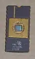 Ein EPROM TMS2516 im Keramikgehäuse mit 2&nbsp;KiB, Produktionsjahr 1979