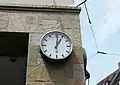 Telenorma-Wanduhr in Freiburg im Breisgau am Bertoldsbrunnen Stadtmitte, Bild vom Mai&nbsp;2018