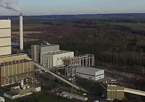 Luftbild von 2016: Gebäude und Schornstein der Abfallverwertungsanlage Helmstedt, davor links Teile des Braunkohlekraftwerks Buschhaus
