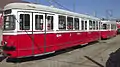 Straßenbahn Wien: Großraumbeiwagen mit dreispuriger Hecktür und den Hinweisen „Einstieg“ beziehungsweise „Kein&nbsp;Einstieg“