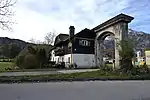 Pförtnerhäuschen und Torbogen