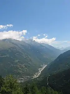 Blick vom Pass ins Arctal, rechts unten im Wald die Passstraße