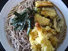 Tempura mit Soba-Nudeln (hier u.&nbsp;a. mit frittierten Garnelen und versch. Gemüsesorten)