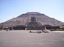 „Sonnenpyramide“ von Teotihuacán (um 300 n. Chr.)