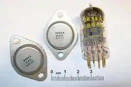Elektronik-Bauteile von TESLA: (2&nbsp;Leistungstransistoren im TO-3-Gehäuse und Elektronenröhre)