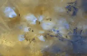 Die Tharsis-Region als Ausschnitt: 1.&nbsp;Olympus Mons, 2.&nbsp;Tharsis Tholus, 3.&nbsp;Ascraeus Mons, 4.&nbsp;Pavonis Mons, 5.&nbsp;Arsia Mons, 6.&nbsp;Valles Marineris