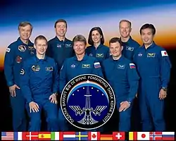 v. l. n. r. vorne: Frank De Winne, Gennady Padalka, Roman Romanenkohinten: Robert Thirsk, Michael Barratt, Nicole Stott, Tim Kopra, Koichi Wakata