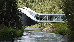 Die moderne Kunstgalerie The Twist dient zugleich als Brücke über die Randselva.