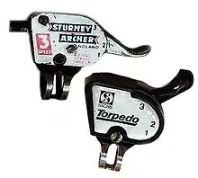 Schalter-Modell AW (oben links) und Sturmey-Archer-Schalter als Lizenzprodukt für Fichtel und Sachs (unten rechts)