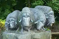 Klinkerplastik Moschusochsenherde (Zweitausformung, 1963) im Tierpark Berlin (Friedrichsfelde), am Rondell in der Nähe der Kattas.