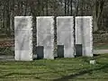 Stelen mit den Namen der Kriegstoten, darunter der Bombenopfer