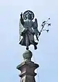 Eine Engelsfigur als Wetterfahne auf dem Dom von Tolmezzo, Italien