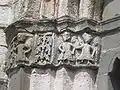 Kapitelle im Portal