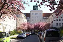 Der südliche Bereich der Ceciliengärten mit Blick auf den Atelierturm und den Torbogen