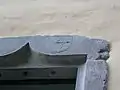 Detail des Wappens, das in eines der Kreuzfenster gemeißelt wurde