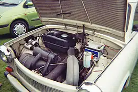 Motorraum des Trabant&nbsp;601 mit 12 V-Anlage und Tankpeilstab hinter der linken Motorhaubenstrebe