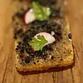 Trüffeltoast mit Radieschenstückchen und Petersilie.