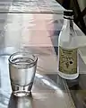 Eine 2-cl-Miniatur entspricht dem Volumen eines Schnapsglases.