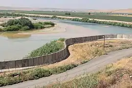 Die türkisch-syrische Mauer (links Mazra at'Blah, Syrien, rechts Cizre, Türkei, 2018)