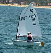 Optimist hoch am Wind in Çeşme (Türkei)