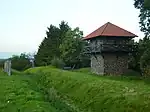 Wp&nbsp;4/49 von Südwest, mit rekonstruiertem Limesabschnitt; im Hintergrund der „Barbarenstein“ (siehe weiter unten)