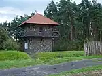 Wp&nbsp;4/49 von Nordwest, mit rekonstruiertem Palisadenstück, Wall und Graben im Vordergrund