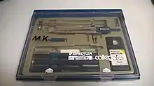 Tusche-Zeichenset STAEDTLER marsmatic700 aus dem Jahre 1990 mit Tuschezeichnern in den Strichstärken 0,70&nbsp;mm, 0,50&nbsp;mm und 0,35&nbsp;mm sowie einem Zirkel und Zubehör.