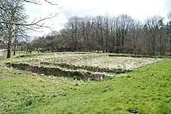 Die angedeuteten Grundmauern des Klosters Tvis