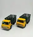 Zwei Stake Trucks der Regular Wheels-Reihe, die optisch fast identisch sind