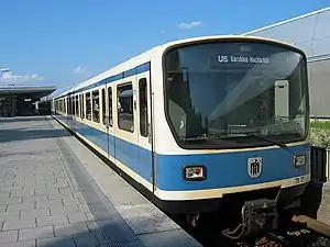 Münchner U-Bahn-Wagen mit zweigeteilter Fallblattanzeige für die Liniennummer einerseits und das Fahrtziel andererseits