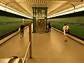 Bahnsteigebene mit Aufzug