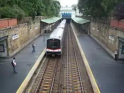 Stadtpark: Triebzug der Type V in historischer Station von 1899