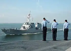 Die Laboon passiert den Träger Washington