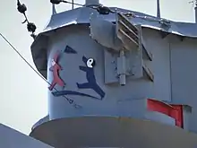 Fang den Hut, farbig am Turm von U 995, vorgesetztes Stahlblech (2020)