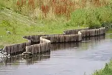 Der abgetrennte Kanal im Flussbett