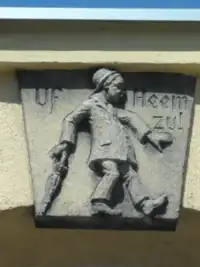 Reichenbach (Eulengeb.) - Zwei Reliefs: (l.) Uf Heem zu! (Auf dem Weg nach Hause) &nbsp;(r.) Komm mer ock! (Komm mir nur! (Mit dem Finger drohenb.))