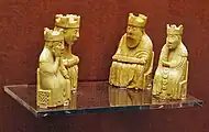 Schachfiguren aus Walross-Elfenbein, Wikingerzeit, etwa 12.&nbsp;Jh. (siehe Artikel Lewis-Schachfiguren)