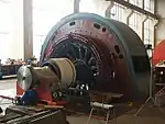 Offener Motor der Maschine&nbsp;E1 während Reparaturarbeiten. An der Verdickung an der Welle liegen im Betrieb die Kohlebürsten an.