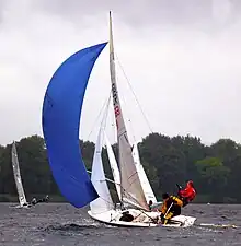 Jolle unter Spinnaker, mit Vorschoter im Trapez&nbsp;