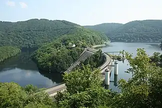 Blick vom Südwestende der Urftstaumauer zum Kermeter hinten links;im Vordergrund links der Obersee (Vorsperre der Rurtalsperre)mit  Staumauer-Überlauf der Urfttalsperre
