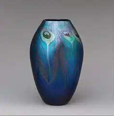Vase aus Favrile-Glas mit Pfauenfedern (Tiffany-Studios, ca.&nbsp;1900)