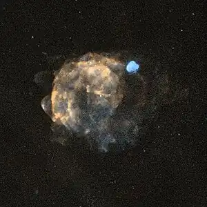 Aufnahme des durch die Vela-Supernova entstandenen Pulsars (punktförmig weiß, mittig) und des ihn umgebenden Nebels im Röntgenbereich mithilfe des Satellitenobservatoriums ROSAT.
Die darin scheinbar überlagerte, jüngere Supernova Puppis A zeichnet sich rechts oben hellblau ab.