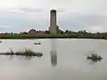 Die Kirche und der Glockenturm von der Lagune von Venedig aus gesehen.