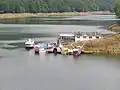 Bootsanlegestelle nahe der Talsperre