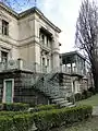 Südwestseite der Villa mit Wintergarten und Terrasse