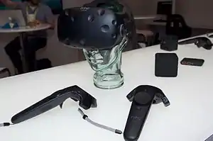 Virtual-Reality-Headset und Raumsensoren des HTC Vive