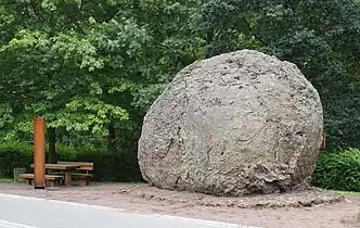 Vulkanische Bombe in Strohn mit einem Durchmesser von etwa 5 Metern und einem Gewicht von über 120 Tonnen