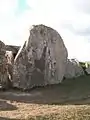 Frontstein vor dem Zugang (über 2&nbsp;m hoch)