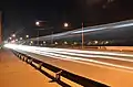 Straßenverkehr auf der Brücke bei Nacht